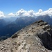 Rückblick zum ''flachen'' Gipfelgrat des Pelmo, mit Tamer, Cima Nord de San Sebastiano, Moiazza und  Civetta im Hintergrund.