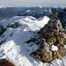 Das Steinmännchen mit der Bandiera auf dem Monte Gambarogno