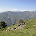 Aussicht über die ehemalige Alpe Pra zum Monte Faié und den Corni di Nibbio, dahinter der Monte Massone.