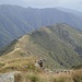 Der Aufstiegsgrat mit der Colma di Belmello vom Gipfel der Cima Sasso.