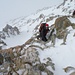 Meine Wenigkeit, eingemummt, rechts ein Mitglied der 2. Seilschaft (© Alpinist)