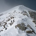Kurz nach dem Felsriegel, die Schneerampe im Visier. Das Bild täuscht, die Rampe ist wesentlich steiler (40°) (© Alpinist)