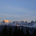 Die Gipfel der Alvierkette werden von den ersten Strahlen der Morgensonne in ein zartes Licht getaucht