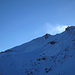 Hier wird das Ausmass der Lawine deutlich: Die Schneemassen donnerten über die gesamte Flanke ca. 500 Hm hinunter. Das am Gipfel ist übrigens keine Wolke, sondern eine Schneefahne...