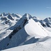 Ausblick vom Zermatter Breithorn auf Monte-Rosa-Gruppe (links), Liskamm und Castor - Pollux. Das Biwak Rossi-Volante steht hinter dem Felskopf senkrecht unter dem Castorgipfel