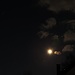 Der "Weihnachtsmond" 2012 mit dem Jupiter rechts oberhalb (im Sternbild Stier). Links neben dem Mond der Stern Alnath aus dem Sternbild Fuhrmann.  Links oben am Bildrand der Stern Capella, auch aus dem Sternbild Fuhrmann.