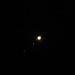 Der Jupiter mit seinen Monden von unten links nach oben rechts: Kallisto, Ganymed, Europa und Io steht heute (26.12.2012) ganz nah beim fast vollen Mond. Die Streifen sieht man leider auch im 50-fach Zoom nicht.