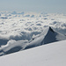 Das Allalinhorn (4027 m) über den Wolken.