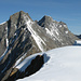 Alphubel Gipfel. Die mächtigen Felswände vom Täschhorn (4490 m), Dom (4545 m) und Lenzspitze (4294 m) dominieren das Panorama. 
