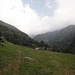 Auf der Strada Sutermeister erreicht man Pogallo mit der Villa Sutermeister am linken Bildrand. Die Gipfel der heutigen Tour sind über Pogallo in den Wolken verborgen. Der Abstieg ins Tal führt noch vor den ersten Häusern nach rechts über die Wiese.