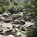Hinter diesen Steinen wird der Rio Pianezzoli nochmals überquert, diesmal jedoch ohne Brücke. Steinmännchen weisen den Weg zur Überquerung.
