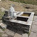 Aus diesem Brunnen bei Pian di Boit kann man zum letzten Mal die Wasservorräte auffüllen.