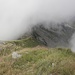 Kurz geben die Wolken den Blick auf den Abstieg von der Cima Marsicce frei.