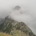Rückblick auf die Cima Marsicce und den Grat mit dem Sentiero Bove, bevor der Gipfel wieder in den Wolken verschwindet.