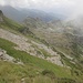 Hier verläßt man den Grat, quert das Geröllfeld und folgt dem Wanderweg unter dem Felsabsatz in der Bildmitte zur Bocchetta di Cortechiuso. Man könnte hier vielleicht über den Grashang oberhalb des Felsabsatzes zum Aufstieg zum Cimone di Cortechiuso abkürzen.
