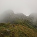 Hier führt der Weg hinter der Hütte zum Einstieg in die Strette del Case, dieser befindet sich bei der Lücke mit den etwas helleren Wolken.