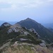 Hier erreichte ich mit einbrechender Dunkelheit den Grat unterhalb der Cima Sasso. Im schwächer werdenenden Tageslicht ging es noch über diesen Grat und dann runter an der Alpe Pra vorbei nach Cicogna.