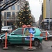 Soll man zu Weihnachten sein Auto zu Schrott fahren - Was will die ungarische Polizei der Bevölkerung Budapests wohl mitteilen?