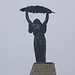 Gellért-hegy (235m): Auf einer Säule steht die 14m grosse Freiheitsstatue die 1947 errichtet wurde, man sieht sie überall von Budapest aus. Die Frau hebt einen Palmwedel in den Himmel, Symbol für die verlustreiche Befreiung Ungarns von den Nazis durch die Sowjetarmee 1945.