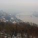 Gellért-hegy (235m): Aussicht nach Norden zur Duna mit der Széchenyi híd (Kettenbrücke). Links ist im Nebel die eindrückliche Anlage Budavári Palota (Burgpalast) zu sehen.