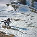 [u maxl] kämpft sich den steilen Wiesenhang hinauf. Bei hinreichender Schneelage sollte man lieber auf der klassischen Route bleiben.