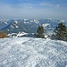 Jenseits des Inntals: Die Chiemgauer Alpen um den Geigelstein (rechte Bildhälfte).
