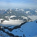 Blick über den Wildbarren in die Chiemgauer Alpen; dazwischen das tief eingeschnittene Inntal.