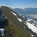 Gipfelblick: Rechts vom Brünnstein zeigt sich das Kaisergebirge sehr schön,...