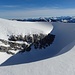 formschöne, vom Wind gestaltete Schneelandschaft 2 - kombiniert mit feinen Felsstrukturen