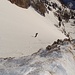 Snowboarder fahren direkt vom Polstergipfel die steile Rinne ab