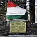 Eine Gedenktafel und der Gipfelstein in den Nationalfarben Ungarns zieren den Kékestető (1014m).