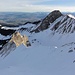 Blick vom Gipfel: Vordergrund Nordflanke (coole Skiabfahrt)