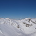 Panorama a 360° 7<br />Una bella traccia sale verso l'intaglio della cresta Ovest del Piz Grevasalvas<br />A sinistra, sullo sfondo, l'inconfondibile sagoma del Piz Forbesh