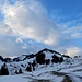 kurz nach der Talstation des Skiliftes ist bereits der Vorbau des Niderhores mit den Wechten erkennbar;
hier, im unteren Teil liegt neben der Piste nur sehr wenig Schnee