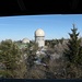 Blick zu den militärischen Radartürmen vom Aussichtsturm