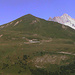 auf der anderen Talseite die Alp La Peule mit links Grandes Jorasses und rechts Mont Dolent