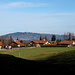 Am Ortsrand von Rottenbuch, im Hintergrund der Hohe Peißenberg