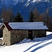 Il rifugio Alpe di Motto, visto dal sentiero che scende dalla Brogoldone