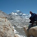 Hier ist für mich die Welt zu Ende: auf dem Schutthügel beim Everest Basislager, ca. 5200m hoch. Seine Majestät im Hintergrund mit mächtiger Gipfelfahne. Direkt hinter mir der Lho La, der Grenzpass zu Nepal.