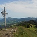 Das Gipfelkreuz des Sonnenkopfs, im Hintergrund der Grünten