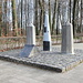 Vaalserberg - Am 1928 errichteten Denkmal mit drei hierher versetzten Grenzsteinen markiert eine Tafel den offiziell höchsten Punkt (des europäischen Teils) der Niederlande. Diese Sehenswürdigkeit befindet sich vollständig auf niederländischem Territorium, das eigentliche Dreiländereck liegt geschätzt 50 - 60 m entfernt, nahe beim Tour Baudouin.