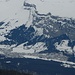 Flims mit Flimserstein, am rechten Bildrand führt der Klettersteig Pinut über die Felswand hoch