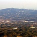 In etwa 30km Entfernung sieht man auch den Hausberg von Barcelona, den Tibidabo (512m).