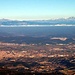 Die suedoestl. Auslaeufer der Pyrenaeen sind anscheinend so frueh im Winter nur in den allerhoechsten Gebieten mit Schnee bedeckt. So zum Beispiel die S-Flanke des etwa 90km entfernten Puigmal (2910m), der ja doch fast die 3000m-Marke erreicht. Die Stadt im Vordergrund ist Manresa.