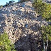 Im Aufstieg zur Albarda Castellana (1177m) muss man an einer Stelle (II) eine etwa 2m hohe Felsstufe ueberwinden. Die Stelle ist aber nicht ausgesetzt und ein fixes Seil hilft, vor allem beim Abstieg. 