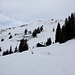 <b>Alla biforcazione in zona Foppa (1870 m) incrocio l’unico escursionista che incontrerò in cinque ore di cammino. A sinistra si sale verso Glattenberg (2000 m) e la Cufercalhütte (2385 m), a destra verso il Lai da Vons e Promischur, sopra Andeer. <br />Monto le racchette e vado a destra, dove la neve è ancora vergine. </b>