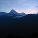 Sonnenaufgangs-Panorama vom Poon Hill (3210 m). Ganz links im Hintergrund der Annapurna I (8091 m), der Hauptgipfel des zehnthöchsten Berges der Erde. Vorne in der Mitte der nur scheinbar höchste Gipfel der Annapurna South (7291 m).