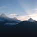 Annapurna South (7291 m links) und Machapucharé (6997 m ganz rechts)