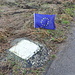 Kneiff - Am direkt neben dem Feldweg gelegenen Messpunkt begrüßt uns eine kleine Europaflagge.