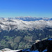 Panorama vom Weisshorn nach Norden. Hinten Falknis, Schesaplana, Drusenfluh und Sulzfluh, in der vorderen Bergkette Hochwang. Unten St. Peter / Pagig.